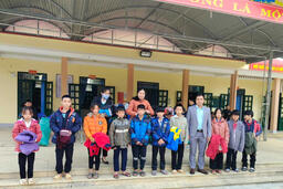 CHƯƠNG TRÌNH “ÁO ẤM TẶNG BẠN” – LAN TỎA SỰ YÊU THƯƠNG  CỦA TRƯỜNG THCS TT RẠNG ĐÔNG