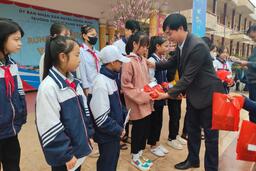 TẾT ĐONG ĐẦY – CHƯƠNG TRÌNH TẶNG QUÀ TẾT CHO HỌC SINH CÓ HOÀN CẢNH KHÓ KHĂN CỦA TRƯỜNG THCS TT RẠNG ĐÔNG