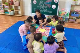 Cô và trò lớp 18-24 tháng trường mầm non Nghĩa Đồng xã Đồng Thịnh cùng " Dán lá cờ" chào mừng 50 năm ngày giải phóng Miền Nam thống nhất đất nước.